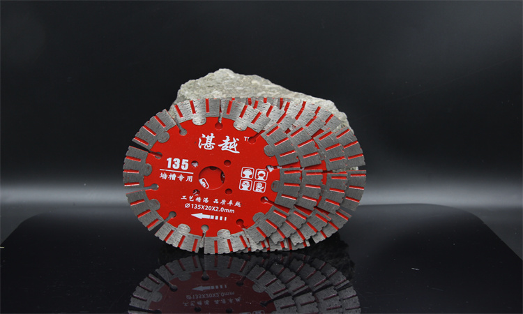4 英寸使用 4 英——切花岗岩